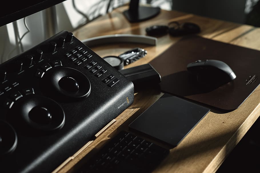 ratolí d’ordinador negre, electrònica, maquinari, teclat, teclat d’ordinador, maquinari de l'ordinador, ordinador, PC, escriptori, altaveu, videojocs, ratolí logitech, oficina, poma, taula, mobles, ford, micro panel, càmera vermella, disseny blackmagic, teclat màgic 2, tecnologia, comunicació, a l'interior, primer pla, tecnologia sense fils, natura morta, cap gent, connexió, color negre, centrar-se en primer pla, càmera - equip fotogràfic, temes de fotografia, text, equip fotogràfic, càmera, cultura i entreteniment artístic, equips informàtics, equipament, càmera digital, 5K