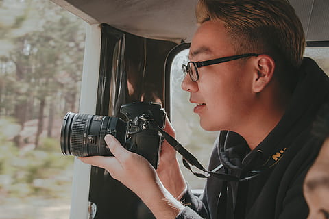 Foto, Mann, halten, nikon dslr kamera, Junge, Kamera, Erfassung, dslr, Brille, Brillen, Kerl, Linse, männlich, Nikon, Fotograf, Fotografie, Porträt, Seitenansicht, Lächeln, lächelnd, Technologie, eine Person, Fotografie-Themen, echte Menschen, Kopfschuss, junger Erwachsener, Kamera - Fotoausrüstung, Aktivität, Fotografieren, Lebensstile, junge Männer, Freizeitbeschäftigung, Fokus auf den Vordergrund, Fotoausrüstung, Besetzung, Fertigkeit, Digitalkamera, draußen, Digitale Spiegelreflexkamera, Profilansicht, 5K, CC0, gemeinfrei, lizenzfrei
