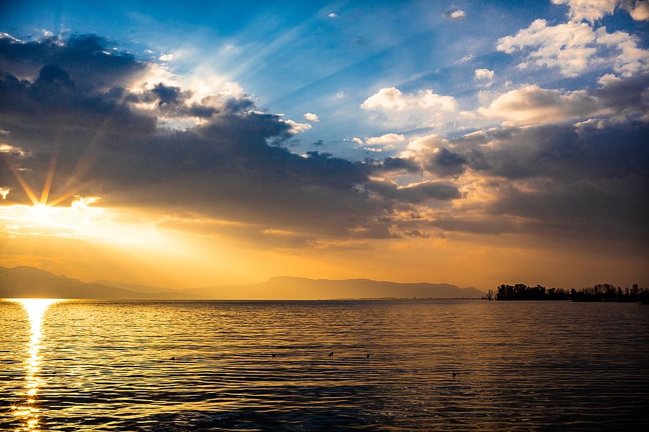 nublado, cielo azul, cielo, gran angular, luz dorada, amanecer, lago, agua, mar, puesta de sol, nube - cielo, paisajes - naturaleza, belleza en la naturaleza, tranquilidad, escena tranquila, reflexión, luz del sol, naturaleza, horizonte, cielo dramático, Dom, nadie, idílico, horizonte sobre el agua, rayo de sol, al aire libre, 2K