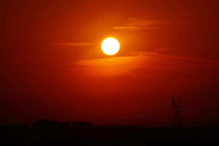 silhuet, hjælpepost, gylden, time, baggrundsbelyst, lyse, skyer, farve, mørk, daggry, aften, guld, landskab, lys, natur, rød, naturskøn, himmel, sommer, sol, solopgang, solnedgang, skønhed i naturen, scenics - natur, rolig scene, ro, orange farve, idyllisk, ingen mennesker, miljø, cirkel, dramatisk himmel, udendørs, sollys, sky - himmel, geometrisk form, Strømforsyning, 5K