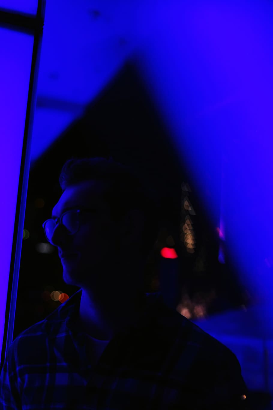 Mann, iført, collared, topp, hodeskudd, én person, portrett, natt, livsstil, ekte folk, belyst, innendørs, vindu, fritidsaktivitet, forfra, ung voksen, ser, blå, voksen, arkitektur, ser bort, lys - naturlig fenomen, midt voksen, uteliv, 5K