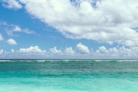 Ozean, Ruhe, Himmel, Wolken, Tageslicht, Umgebung, natürlich, Natur, draußen, szenisch, Meer, seelandschaft, Sonnenlicht, sonnig, Aussicht, Wasser, Wellen, Weiß, wolke - himmel, Szenen - Natur, Schönheit in der Natur, türkisfarben, ruhige Szene, Blau, Horizont über Wasser, Horizont, idyllisch, tropisches Klima, Land, Tag, Strand, keine Leute, sauber, 5K, CC0, gemeinfrei, lizenzfrei
