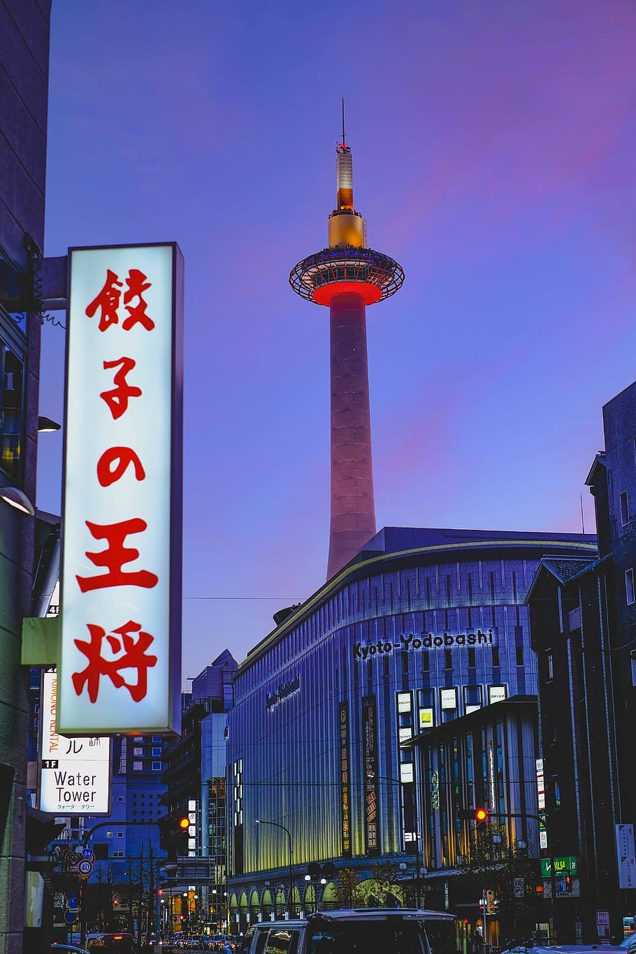 Raumnadelturm, Gebäudehülle, gebaute Struktur, die Architektur, Gebäude, Kommunikation, Stadt, Turm, Bürogebäude außen, große Höhe, Wolkenkratzer, Himmel, Reiseziele, beleuchtet, Text, Zeichen, Büro, Reise, Tourismus, keine Leute, modern, draußen, Finanzviertel, 5K