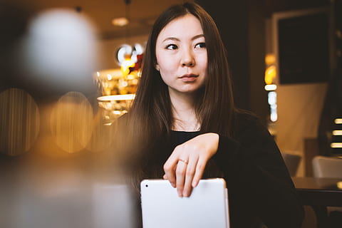 Jeune, étudiant, café, tablette, main, jeune adulte, femmes, une personne, adulte, belle femme, jeune femme, cheveux longs, beauté, portrait, cheveux, coiffure, affaires, regardant, cheveux bruns, photo du visage, à l'intérieur, la taille, 2K, CC0, domaine public, libre de droits
