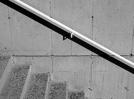 patró, geometria, angle, arizona, arcosanti, b i w, blanc i negre, barana, escala, arquitectura, estructura construïda, passos i escales, funció de construcció de parets, vista d’angle alt, cap gent, dia, metall, a l'aire lliure, exterior de l'edifici, naturalesa, material de fusta, llum solar, pujar, edifici, concret, sostre, 1080P, CC0, domini públic, lliure de regalies