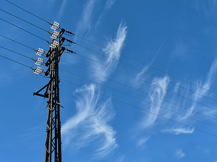 Pylon, Wolken, Himmel, Linien, Stromleitung, Technologie, Elektrizität, Verbindung, Kabel, Kraftstoff- und Stromerzeugung, Netzteil, Flachwinkelansicht, Strommast, Kommunikation, wolke - himmel, Natur, keine Leute, Blau, Tag, draußen, gebaute Struktur, die Architektur, Metall, Komplexität, globale Kommunikation, elektrische Ausrüstung, Telefonleitung, 2K, CC0, gemeinfrei, lizenzfrei