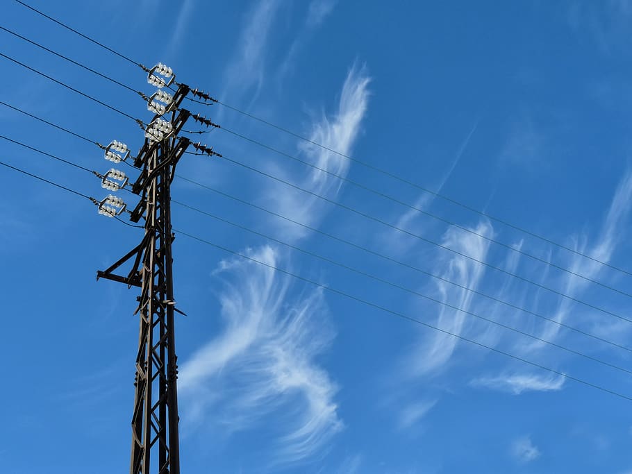 Pylon, Wolken, Himmel, Linien, Stromleitung, Technologie, Elektrizität, Verbindung, Kabel, Kraftstoff- und Stromerzeugung, Netzteil, Flachwinkelansicht, Strommast, Kommunikation, wolke - himmel, Natur, keine Leute, Blau, Tag, draußen, gebaute Struktur, die Architektur, Metall, Komplexität, globale Kommunikation, elektrische Ausrüstung, Telefonleitung, 2K