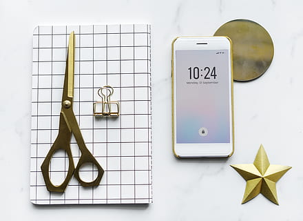 biały, Android smartphone, oprócz, nożyczki, włókienniczy, tło, komórka, zbliżenie, urządzenie, płaski układ, flatlay, złoto, nowoczesny, notatnik, telefon, ekran, smartfon, gwiazda, technologia, czas, narzędzie, bezprzewodowy, wewnątrz, porozumiewanie się, tekst, żadnych ludzi, studio strzał, martwa natura, Bezpośrednio powyżej, papier, pismo zachodnie, wysoki kąt widzenia, planowanie, białe tło, cyfrowy tablet, zmiana, kreatywność, wybór, stół, kształt, 4K, CC0, domena publiczna, darmowe zdjęcia