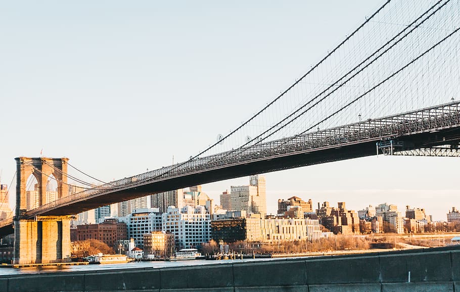 graue konkrete Braut, Brücke, Gebäude, Stadt, Straße, Hängebrücke, Metropole, städtisch, Stadt, Dorf, Weg, Aussicht, Nyc, Nachbarschaft, Hochhaus, Überführung, Autobahn, draußen, Gehäuse, Innenstadt, Natur, gebaute Struktur, die Architektur, Brücke - künstliche Struktur, Verbindung, Himmel, Gebäudehülle, Ingenieurwesen, Transport, Fluss, klarer Himmel, Tag, Reiseziele, Stadtbild, Wasser, Bürogebäude außen, Wolkenkratzer, lange, 2K