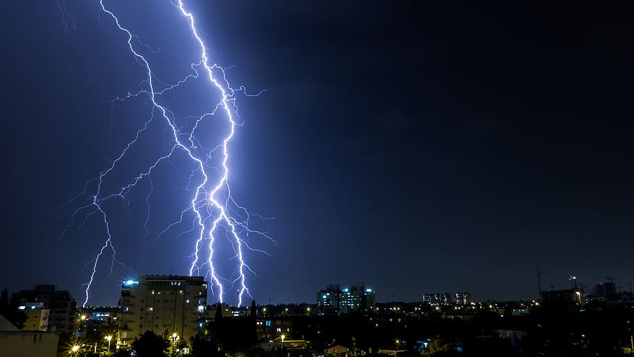 foudre, ville, la nature, en plein air, Petah Tikva, orage, Météo, Israël, éclair sur petah tikva, éclairage, hiver, océan, eau, mer, littoral, côte, paysage, bâtiment, Urbain, pouvoir dans la nature, nuit, Puissance, nuage - ciel, extérieur du bâtiment, architecture, structure construite, foudre fourchue, illuminé, ciel, panneau d'avertissement, beauté dans la nature, signe, la communication, paysage urbain, personne, violet, météorologie, 5K