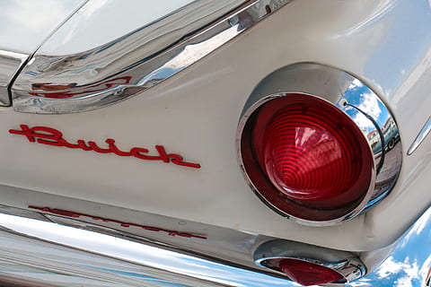 Buick, Oldtimer, Detail, Gegenlicht, Fahrzeug, alt, Nostalgie, Automobil, klassisch, pkw, Vereinigte Staaten von Amerika, amerikanisch, Erinnerung, Transport, rot, Transportmittel, Text, Landfahrzeug, Nahansicht, Kraftfahrzeug, Auto, westliche Schrift, keine Leute, Retro-Stil, Metall, Tag, Reflexion, Kommunikation, draußen, Lichtanlage, Glas - Material, Rücklicht, Chrom, 5K, CC0, gemeinfrei, lizenzfrei