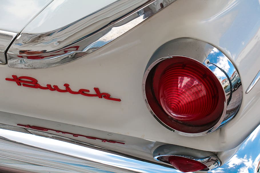 buick, oldtimer, detall, llum de fons, vehicle, vell, nostàlgia, automoció, clàssic, pkw, EUA, americà, memòria, transport, vermell, manera de transport, text, vehicle terrestre, primer pla, automòbil, cotxe, guió occidental, cap gent, estil retro, metall, dia, reflexió, comunicació, a l'aire lliure, equips d’il·luminació, vidre - material, llum de la cua, crom, 5K