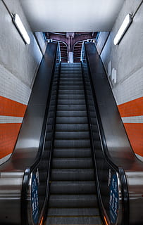 escales mecàniques buides, transport, escala, passos i escales, arquitectura, escala mecànica, el camí a seguir, a l'interior, manera de transport, moviment, direcció, estació del metro, tecnologia, comoditat, en moviment, modern, barana, il·luminat, pujar, metro, transport públic, 5K, CC0, domini públic, lliure de regalies