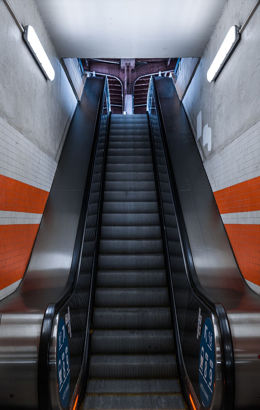 escales mecàniques buides, transport, escala, passos i escales, arquitectura, escala mecànica, el camí a seguir, a l'interior, manera de transport, moviment, direcció, estació del metro, tecnologia, comoditat, en moviment, modern, barana, il·luminat, pujar, metro, transport públic, 5K
