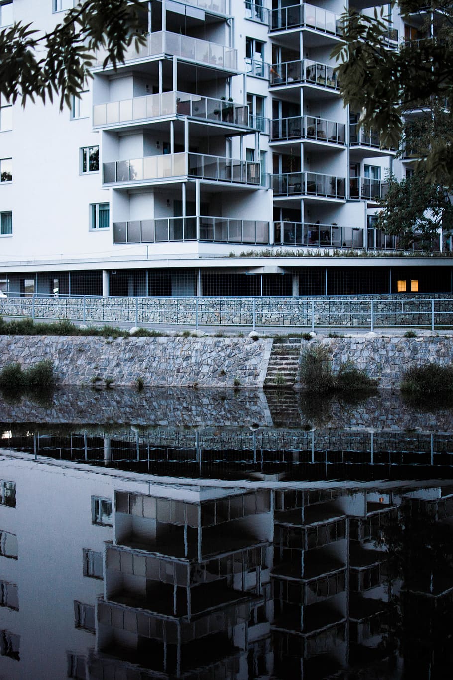 bygning nær floden, lejlighed, arkitektur, bygning, afspejling, bygget struktur, bygning udvendig, vand, træ, ingen mennesker, by, natur, boligområde, plante, dag, udendørs, bevægelse, havnefronten, vindue, 5K