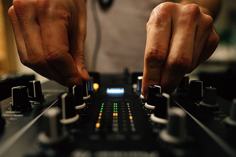 Tastatur, Computer Tastatur, Elektronik, Computerhardware, Hardware-, Computer, Mensch, Person, Finger, dj, Schach, Spiel, flach, Musik-, Mischen, Mixtable, Hand, Studio, Figur, Verstärker, Technologie, menschliche Hand, Tonaufzeichnungsgeräte, Steuerung, eine Person, menschliches Körperteil, Tonmischer, Besetzung, Tontechnik, Nahansicht, drinnen, selektiver Fokus, Männer, Körperteil, Kunst, Kultur und Unterhaltung, Aufnahmestudio, einstellen, Fertigkeit, Nachtleben, club dj, 5K, CC0, gemeinfrei, lizenzfrei
