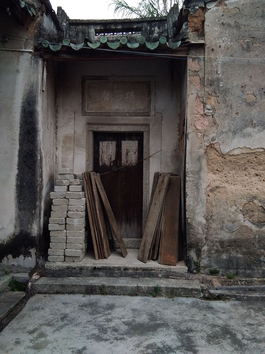 chaina, arquitectura, edifici, estructura construïda, entrada, porta, abandonat, vell, cap gent, exterior de l'edifici, dia, casa, espatllat, resistent, obsoleta, aixafar, funció de construcció de parets, declivi, deteriorament, paret, arruïnat, 4K