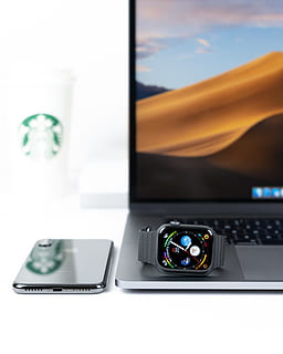 Mela, orologio, il computer portatile, tecnologia, avvicinamento, temi fotografici, tavolo, tecnologia wireless, concentrarsi sulle conoscenze acquisite, nessuno, natura morta, comunicazione, connessione, in casa, macchina fotografica - attrezzatura fotografica, giorno, dispositivo di informazione portatile, computer, moderno, smart phone, attrezzatura fotografica, mobilia, Camera digitale, accessorio personale, lusso, 4K, CC0, dominio pubblico, privo di copyright