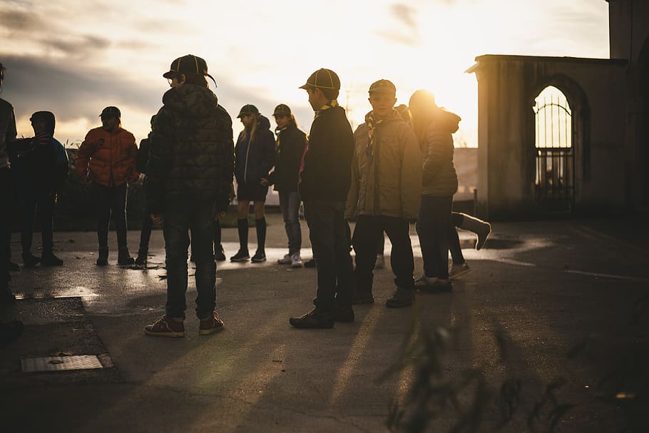 nens, reunió, pont, tapa, núvols, la llum del dia, hora daurada, paisatge, gent, cel, carrer, desgast, jove, grup de persones, persones reals, multitud, arquitectura, homes, ciutat, gran grup de persones, posta de sol, estils de vida, naturalesa, caminar, llum solar, dones, estructura construïda, adult, longitud completa, unió, a l'aire lliure, 5K