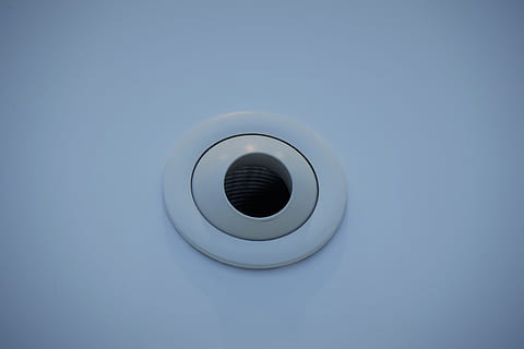 herramienta de plastico blanco, hamburg, halle a1, Alemania, agujero, ventana, textura, cámara, modelo, proteccion, mínimo, seguridad, cámara de seguridad, detalle, azul, tecnología, cámara espía, interior, la seguridad, minimalismo, porta, circulo, forma geometrica, forma, nadie, el color blanco, copia espacio, adentro, de cerca, diseño, foto de estudio, fondo de color, separar, computadora, solo objeto, vigilancia, comunicación, fondo azul, 5K, CC0, dominio público, libre de derechos