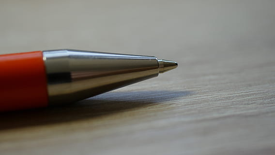 bolígraf, escriure, vermell, plata, expressió, oficina, treballar, escriptori, kulli, ploma estilogràfica, instrument d’escriptura, sol objecte, primer pla, cap gent, taula, enfocament selectiu, a l'interior, tir de l'estudi, material de fusta, nib, natura morta, negocis, paper, còpia espai, senzillesa, luxe, color plata, 5K, CC0, domini públic, lliure de regalies