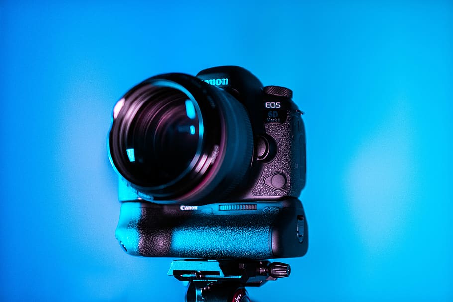 canon eos fotoaparát, fotoaparát - fotografické vybavení, technologie, fotografická témata, barevné pozadí, fotografické vybavení, uvnitř, studio shot, modrý, detail, jeden objekt, objektiv - optický přístroj, digitální fotoaparát, Fotoaparát, retro stylu, nikdo, modré pozadí, filmové kamery, filmový průmysl, domácí videokamera, natáčení, slr fotoaparát, video, 5K