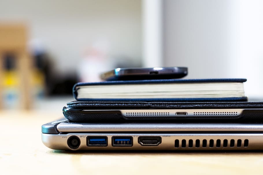 Laptop, Computer, ipad, Tablette, Technologie, Notizbuch, Handy, Mobiltelefon, Smartphone, Objekte, Geschäft, Büro, Schreibtisch, Arbeit, Fokus auf den Vordergrund, Stapel, drinnen, keine Leute, Nahansicht, Tabelle, Tag, Stillleben, Gruppe von Objekten, mittlere Gruppe von Objekten, Kommunikation, Musik-, Veröffentlichung, Retro-Stil, selektiver Fokus, Buch, kabellose Technologie, 4K