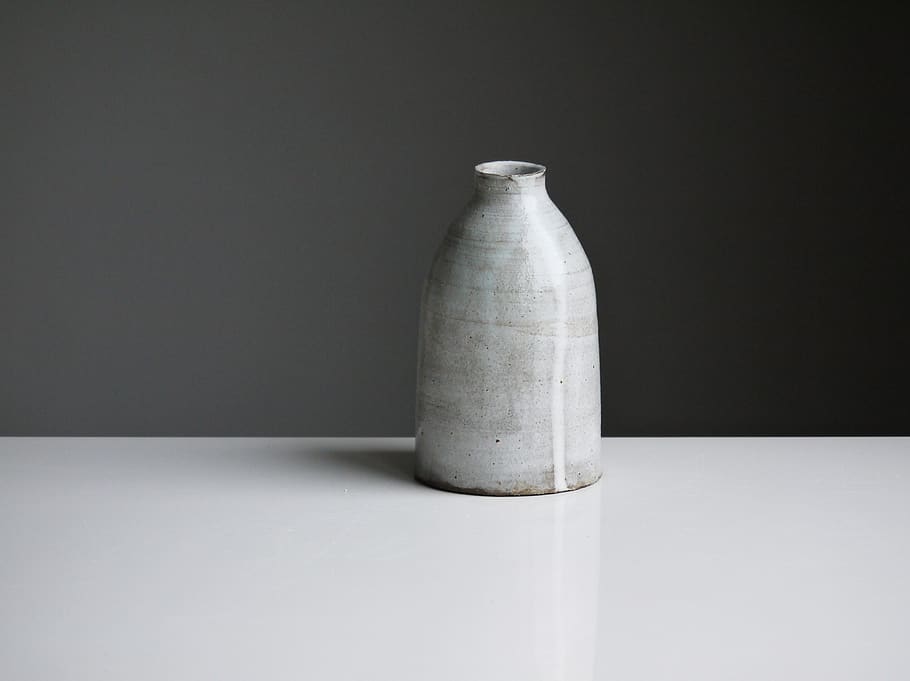 olla de ceràmica gris, sol objecte, a l'interior, tir de l'estudi, taula, còpia espai, natura morta, cap gent, primer pla, gris, dos objectes, senzillesa, fons negre, metall, Color blanc, buit, artesania, art i artesania, absència, contenidor, ceràmica, 4K