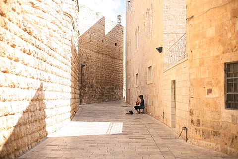 Israel, Jerusalem, arquitectura, estructura construïda, exterior de l'edifici, persones reals, funció de construcció de parets, llum solar, dia, homes, edifici, història, una persona, el passat, ciutat, direcció, paret, el camí a seguir, activitat d'oci, a l'aire lliure, estils de vida, carreró, paret de pedra, 4K, CC0, domini públic, lliure de regalies