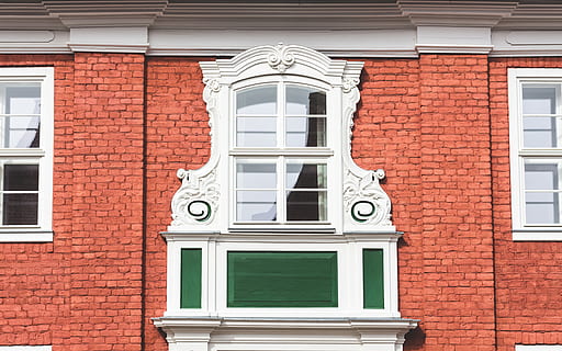 hus, foran, vindue, gammel, fancy, arkitektur, bygning udvendig, bygget struktur, bygning, ingen mennesker, dag, murstens væg, mursten, rød, væg, boligområde, murbygningsfunktion, udendørs, hvid farve, fuld ramme, baggrunde, by, flag, rækkehus, 5K, CC0, offentligt domæne, royaltyfrie