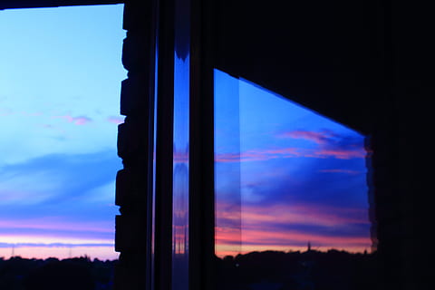 nubes, reflexiones, colores, cielo, nube - cielo, puesta de sol, nadie, ventana, naturaleza, silueta, arquitectura, oscuridad, estructura construida, azul, iluminado, exterior del edificio, noche, al aire libre, árbol, paisajes - naturaleza, material de vidrio, belleza en la naturaleza, escena tranquila, rascacielos, 5K, CC0, dominio público, libre de derechos