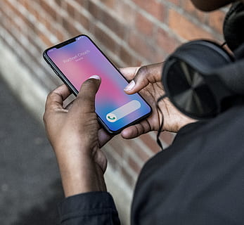 persoon, gebruik, zwart, Android-smartphone, antwoordapparaat, vervagen, onscherpe achtergrond, stenen muur, mobiele telefoon, detailopname, communicatie, verbinding, tijdgenoot, daglicht, ontwerpruimte, apparaat, digitaal, digitaal apparaat, elektronica, apparaatje, handen, koptelefoon, iphone, man, modern, kleding, telefoon, pil, portable, rinkelen, scherm, slank, smartphone, technologie, aanraken, touch screen, stedelijk, draadloze, Draadloze technologie, slimme telefoon, draagbaar informatie-apparaat, menselijke hand, echte mensen, telefoon gebruiken, bezit, hand-, levensstijlen, een persoon, menselijk lichaamsdeel, vrijetijdsbesteding, buitenshuis, vinger, 4K, CC0, publiek domein, royaltyvrij