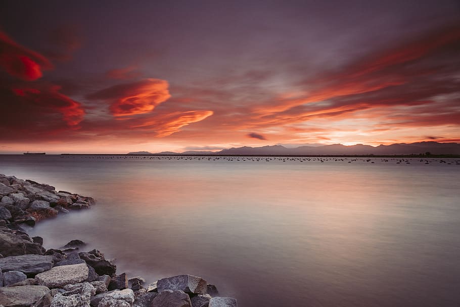 fotografia krajobrazowa, skały, ciało, woda, zachód słońca, plaża, chmury, kolor, świt, wieczór, krajobraz, długa ekspozycja, Natura, ocean, Pomarańczowy, odbicie, sceneria, morze, pejzaż morski, pobrzeże, niebo, słońce, chmura - niebo, scenics - natura, piękno natury, spokojna scena, spokój, środowisko, dramatyczne niebo, żadnych ludzi, kolor pomarańczowy, wylądować, solidny, skała, horyzont nad wodą, romantyczne niebo, 1080P