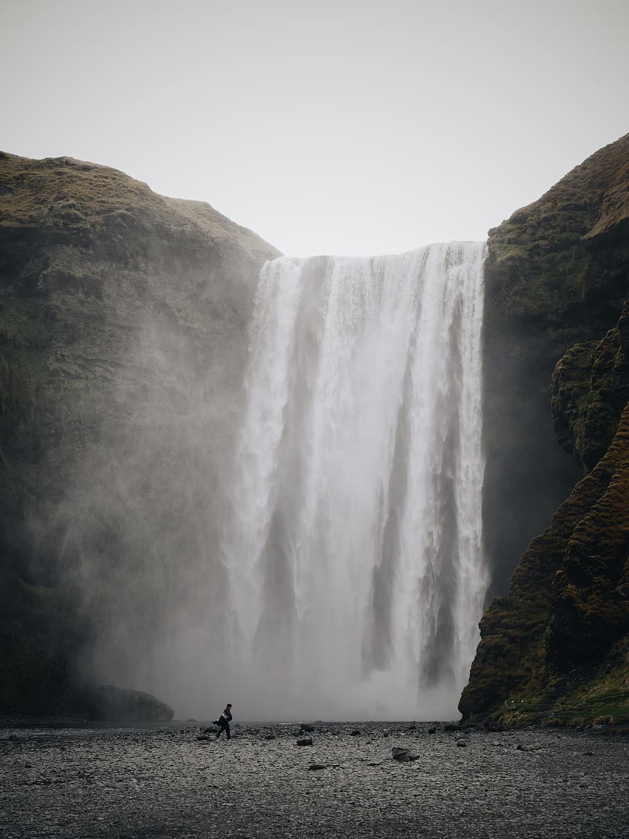 persona, de peu, cascades, cascada, splash, penya-segats, aigua, caient, paisatge, Islandia, núvol, núvol dia, capa de paisatge, el paisatge d’Islanda, gris, ennuvolat, fred, naturalesa, skogafoss, foss, escenics, riu, lloc famós, a l'aire lliure, Cascades del Niàgara, viatjar, caigudes de iguazu, por, gullfoss falls, cascada de skógafoss, bellesa a la natura, destinacions de viatge, turisme, Parc nacional iguacu, majestuós, cau godafoss, poder, penya-segat, rock - object, muntanya, cel, referent nacional, estiu, cascada de seljalandsfoss, esprai, riu iguacu, cap gent, 4K