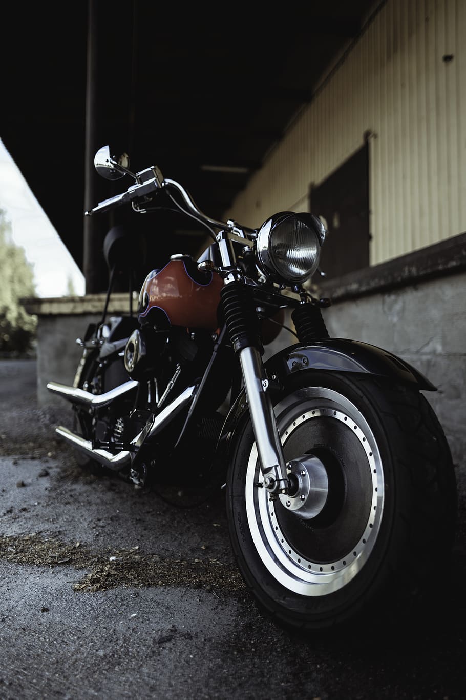 červený bobber motocykl, motocykl, örebro, Švédsko, cyklista, vozidlo, motorový skútr, vespa, přeprava, moped, kolo, , snadný jezdec, vinobraní, harley davidson, letní, dom, koloběžka, motor, stroj, způsob dopravy, pozemního vozidla, stacionární, architektura, parkoviště, nikdo, den, město, venku, helma, stavba, zaměřit se na popředí, retro stylu, kov, garáž, pneumatika, 5K