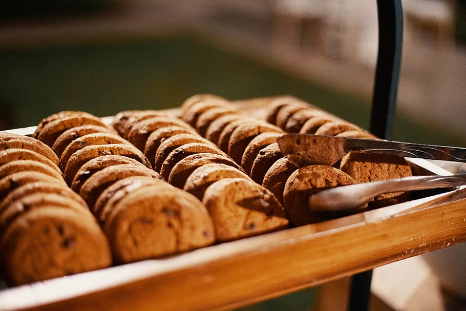 selettivo, fotografia a fuoco, al forno, biscotti, grigio, inossidabile, pinza d'acciaio, forno, cottura al forno, pane, cioccolato, avvicinamento, delizioso, cibo, in casa, pinze da cucina, Pasticcino, natura morta, zucchero, gustoso, cibo e bevande, nessuno, cibo dolce, messa a fuoco selettiva, freschezza, concentrarsi sulle conoscenze acquisite, dolce, pronto a mangiare, articolo da forno, Marrone, indulgenza, grande gruppo di oggetti, memorizzare, cibo francese, tentazione, vassoio, teglia, 5K