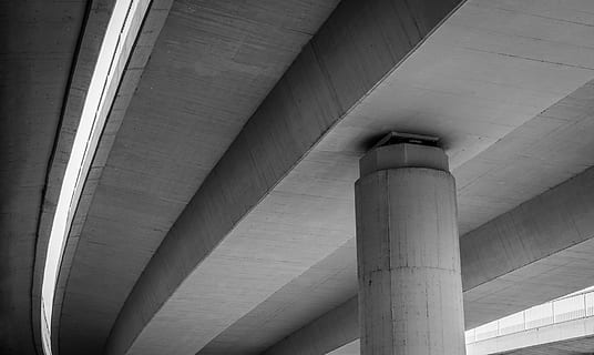 carretera del paso elevado gris, arquitectura, estructura construida, columna arquitectonica, nadie, puente - estructura hecha por el hombre, conexión, puente, vista de ángulo bajo, día, modelo, transporte, exterior del edificio, al aire libre, ciudad, naturaleza, fuerza, tubo - tubo, abajo, hormigón, debajo, techo, columnata, 1080P, CC0, dominio público, libre de derechos