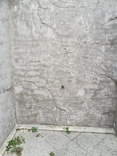 crepe, parete, grigio, caratteristica della parete, architettura, nessuno, struttura costruita, giorno, sfondi, strutturato, fotogramma intero, sentiero, modello, esterno dell'edificio, marmo, avvicinamento, pavimentazione, materiale lapideo, screpolato, calcestruzzo, all'aperto, muro di pietra, cemento, pavimento piastrellato, sfondi astratti, pavimentazione in pietra, 4K, CC0, dominio pubblico, privo di copyright