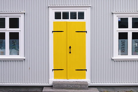 Porta chiusa, architettura, struttura costruita, esterno dell'edificio, giallo, chiuso, costruzione, porta, Entrata, finestra, giorno, nessuno, quartiere residenziale, Casa, città, all'aperto, sicurezza, protezione, forma geometrica, otturatore, 5K, CC0, dominio pubblico, privo di copyright