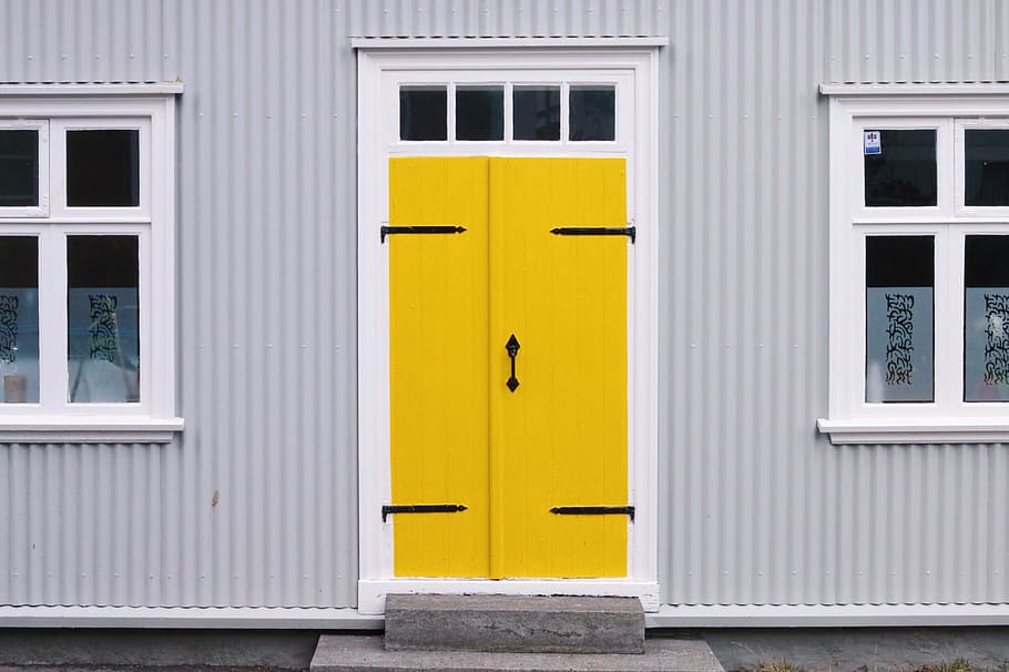 Porta chiusa, architettura, struttura costruita, esterno dell'edificio, giallo, chiuso, costruzione, porta, Entrata, finestra, giorno, nessuno, quartiere residenziale, Casa, città, all'aperto, sicurezza, protezione, forma geometrica, otturatore, 5K