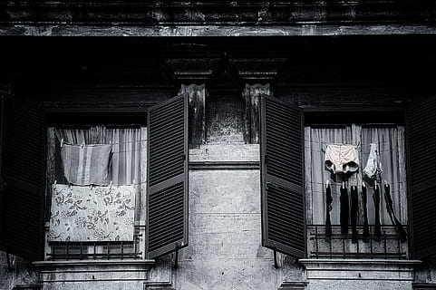 závěsné prádlo, budova, okno, závěrky, prádelna, Černý a bílý, architektura, tradiční design, ulice, Dům, Domov, byt, venku, městský, Itálie, bandw, ponožka, Řím, stavba, exteriér budovy, nikdo, architektonický sloup, starý, den, zastoupení, lidské zastoupení, vchod, Zavřeno, umění a řemesla, Dějiny, dveře, sochařství, minulost, 2K, CC0, veřejná doména, bez autorských práv