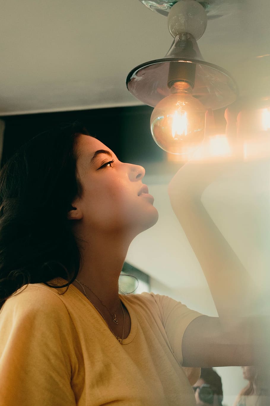 donna, detenzione, lampadina, illuminato, luce, modello, persona, una persona, colpo alla testa, persone reali, attrezzatura per l'illuminazione, in casa, stili di vita, ritratto, analizzare, cercare, guardare, giovani donne, giovane adulto, attività di svago, Inquadratura dal basso, adulto, donne, luce - fenomeno naturale, raggiante, alzando lo sguardo, vista laterale, soffitto, lampada elettrica, braccio umano, vista profilo, adolescente, acconciatura, braccia alzate, 4K