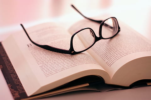 kitap, gözlük, okumak, dinlenme, Rahatlayın, öğrenme, akıllı, Eğitim, okul, bilgi, bilgelik, kâğıt, Öykü, sayfa, edebi, bilmek, kitaplar, kütüphane, yayın, içeriye, insansız, açık, kapatmak, natürmort, tablo, Metin, aktivite, seçici odak, nesne grubu, not defteri, kişisel aksesuar, ders çalışıyor, okuma gözlüğü, 4K, CC0, kamu malı, telif ücretsiz