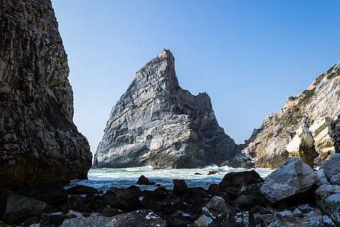 graue Felsformation, Vorgebirge, Natur, Rock, draußen, Cliff, Berg, Wasser, Meer, Ozean, Küstenlinie, Landschaft, Strand, Gebirge, Küste, Eis, Gipfel, Bär, gestalten, Schutt, solide, Rock - Objekt, Himmel, Felsformation, klarer Himmel, Schönheit in der Natur, Szenen - Natur, keine Leute, Tag, Land, Ruhe, ruhige Szene, kopieren sie platz, Geologie, Formation, erodiert, felsige Küste, 4K, CC0, gemeinfrei, lizenzfrei