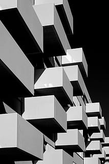 dreptunghiular, gri, negru, decor, construită, arhitectură, nici o persoana, model, clădire, repetiţie, exteriorul clădirii, vedere unghiulară joasă, studio shot, proiecta, geometrică, cadru complet, formă, zigzag, a închide, natură moartă, zi, caracteristică arhitecturală, în aer liber, compozit digital, 8K, CC0, domeniu public, fără drepturi de autor