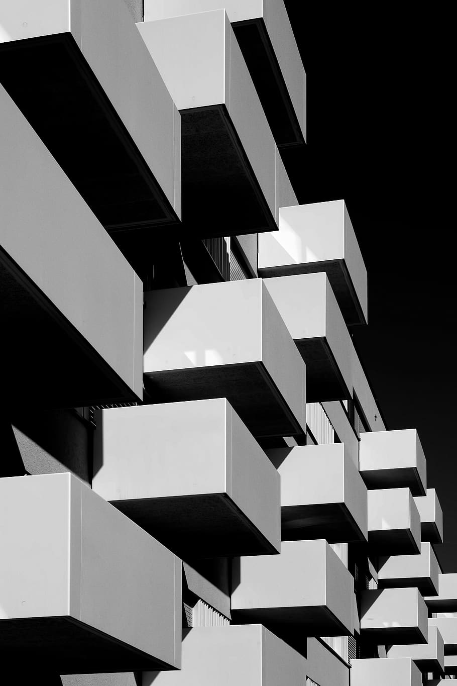 rectangular, gris, negre, decoració, estructura construïda, arquitectura, cap gent, patró, edifici, repetició, exterior de l'edifici, vista d’angle baix, tir de l'estudi, disseny, forma geomètrica, marc complet, forma, zigzag, primer pla, natura morta, dia, característica arquitectònica, a l'aire lliure, compost digital, 8K