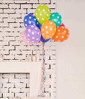 parete, dentro, porta, tavolo, candela, colorato, verde, giallo, blu, arancia, rosa, viola, compleanno, festa, Palloncino, multicolore, decorazione, struttura costruita, architettura, celebrazione, nessuno, pallone di elio, giorno, Inquadratura dal basso, esterno dell'edificio, sospeso, caratteristica della parete, Colore bianco, modello, evento, all'aperto, grande gruppo di oggetti, 4K, CC0, dominio pubblico, privo di copyright
