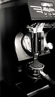 černý kávovar, Indonésie, samarinda, kalimantan timur, stroj, Vzhled interiéru, uvnitř, espresso, victoriaarduino, kávovar, brusky, káva, espressocoffee, cihlový, kávový šálek, pohár, symbol, loga, ochranná známka, police, prst, technologie, detail, stroje, retro stylu, nikdo, kov, zařízení, zaměřit se na popředí, průmysl, analogový, umělecká kultura a zábava, sdělení, stálý život, selektivní zaměření, hudba, strojní část, jeden objekt, 5K, CC0, veřejná doména, bez autorských práv