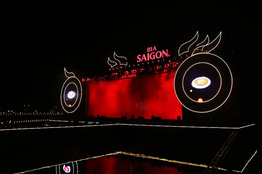 etapa, llac, aigua, reflexió, compte enrere, edm, festa, cervesa, drac, saigon, nit, vermell, còpia espai, música, cap gent, estil retro, cultura i entreteniment artístic, comunicació, equips d’il·luminació, fons negre, il·luminat, tecnologia, signe, antiguitat, registre, color negre, neó, tir de l'estudi, llum - fenomen natural, vida nocturna, ball de discoteca, 5K