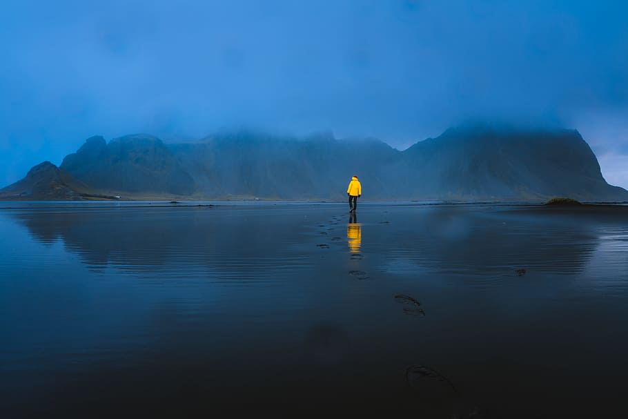 home, caminar, aigua, vista, naturalesa, fons, bonic, blau, núvol, muntanya, sorra negra, sorra, peus, empremta, aventura, viatjar, Islandia, stokksnes, tranquil, serè, sol, bellesa a la natura, escenics - natura, tranquil·litat, cel, escena tranquil·la, groc, escena no urbana, davant del mar, dia, llac, reflexió, cap gent, a l'aire lliure, idíl·lic, 8K
